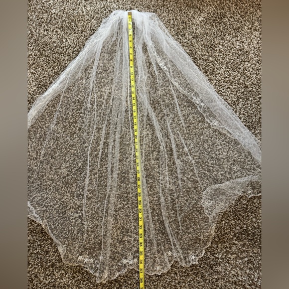Bridal veil with detailed edges - Picture 3 of 5